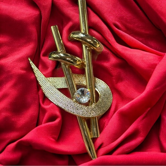 Jewelry - 💋 4 FOR $50 / Vintage Abstract Design Goldtone Rhinestone Brooch